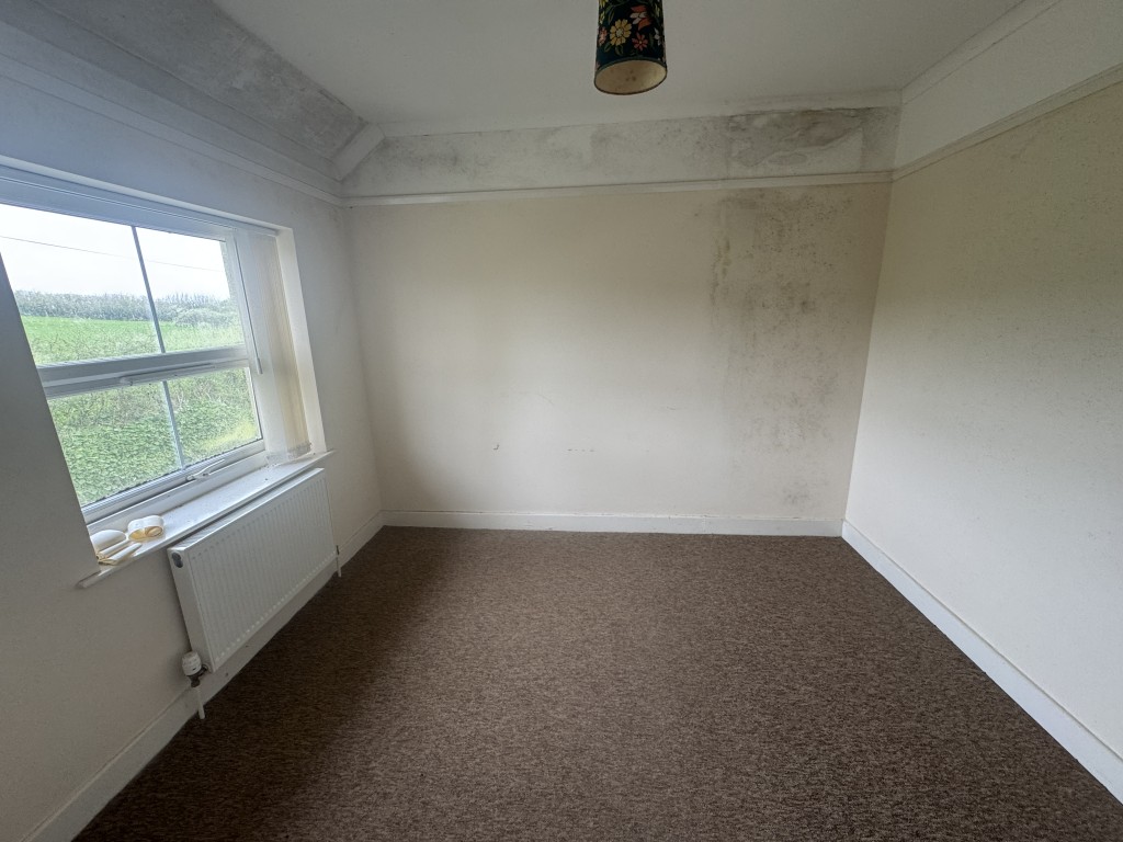 Lot: 119 - DETACHED HOUSE FOR IMPROVEMENT - Bedroom three
